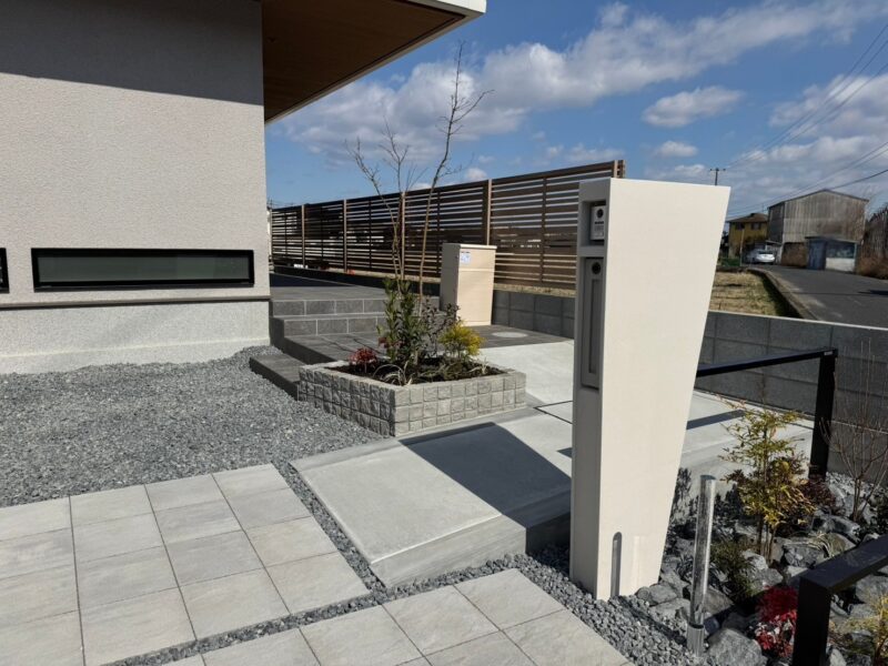 建築と調和するシンプルモダンエクステリア